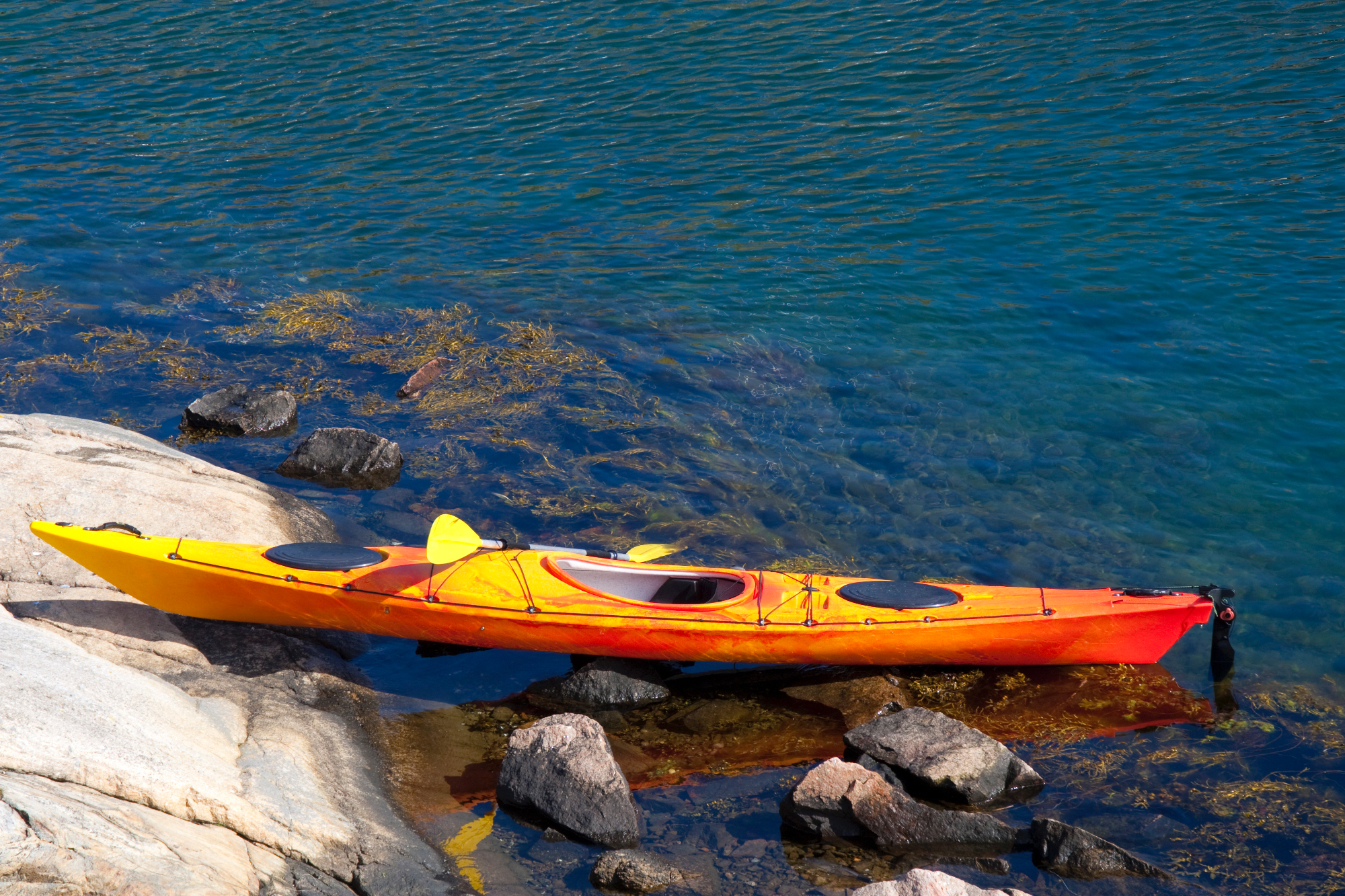 Pantaloni kayak offrono praticità e resistenza per esplorare i fiumi e i mari